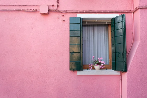Weergave van een open balkon van Burano island, Venetië — Stockfoto