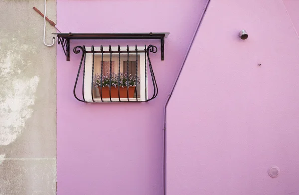 Klein venster uit een roze huis in Burano eiland, Venetië — Stockfoto
