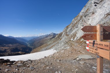 İtalyan Alpler'de yürüyüş; hiçbir kişi civarında ile Sonbahar geldi