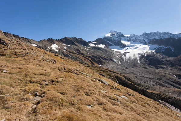 Wandelen in de Italiaanse Alpen; het is herfst met geen mensen rond — Stockfoto