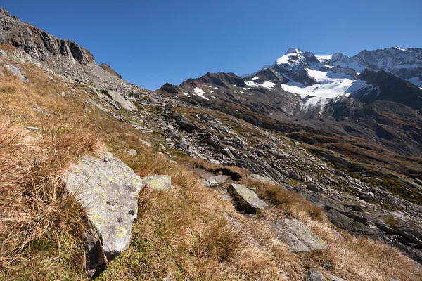 Wandelen in de Italiaanse Alpen; het is herfst met geen mensen rond — Stockfoto