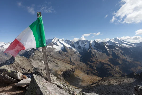 Trekking in the Italian Alps; it's autumn with no people around — Stock Photo, Image