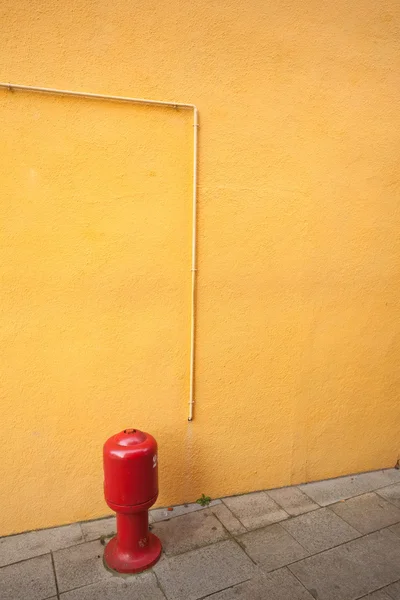 Detail žluté zdi s hydrantu z ostrova Burano, Benátky — Stock fotografie