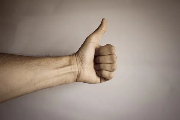 Tangan manusia pada latar belakang lama untuk mengekspresikan keberhasilan — Stok Foto