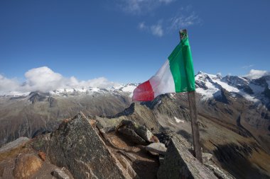 Ahrntal bir dağ tepe üzerinde İtalyan bayrağı