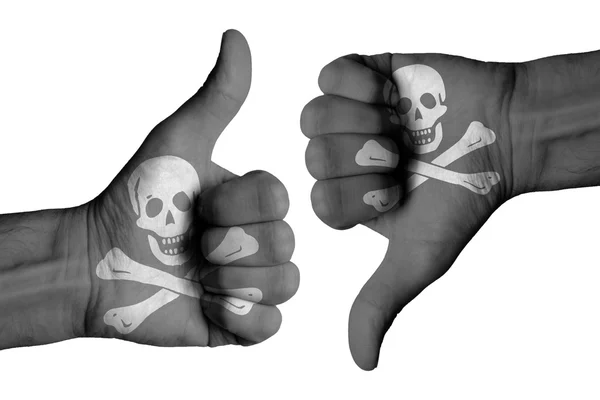 Pirat flagga på manliga tummen upp och ner handen — Stockfoto