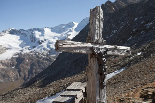 Old wooden crucifix long an high path in South Tyrol — Stock Photo, Image