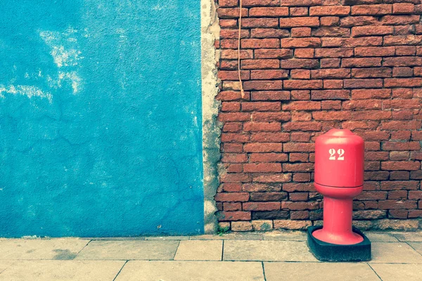 Detail modré zdi s hydrantu z ostrova Burano, Benátky (v — Stock fotografie
