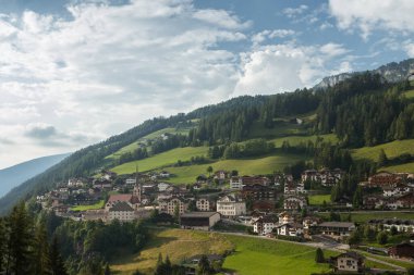 Val Gardena 'daki St. Cristina kasabasında panoramik manzara, Dolomitler
