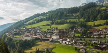 Val Gardena 'daki St. Cristina kasabasında panoramik manzara, Dolomitler
