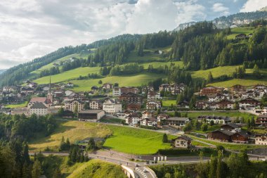 Val Gardena 'daki St. Cristina kasabasında panoramik manzara, Dolomitler
