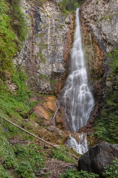 Malý Vodopád Mezi Lesem — Stock fotografie