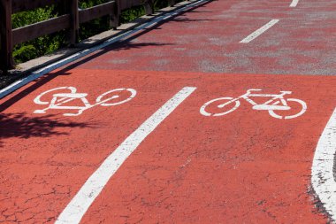 Kırmızı şehir bisikleti hız şeridi