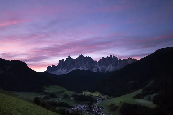 Matahari Terbit Atas Kota Pegunungan Italia Kecil Magdalena Val Funes — Stok Foto