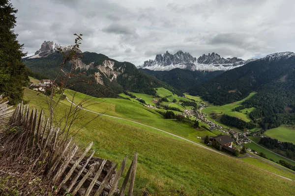 Vista Pequena Cidade Montanhosa Italiana Santa Madalena Val Funes — Fotografia de Stock