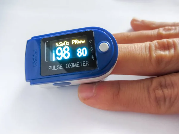 Hemoglobindeki oksijenin yüzde doygunluğunu belirlemek için oksimetre