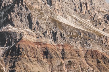Dolomitlerdeki katmanlı dolomiye odaklan.