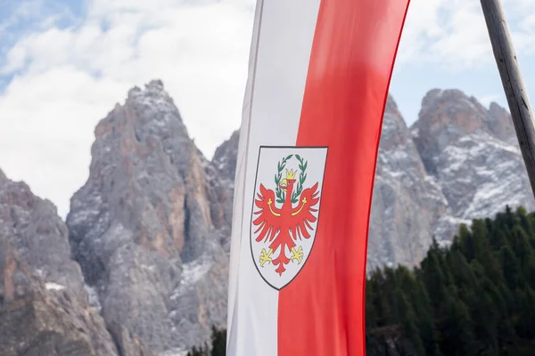 Funes Italia Settembre 2017 Bandiera Rossa Bianca Dell Alto Adige — Foto Stock