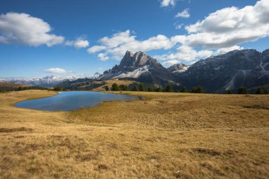 Sass de Putia, akşamları Dolomitler 'deki küçük bir alp gölüne yansıyor.