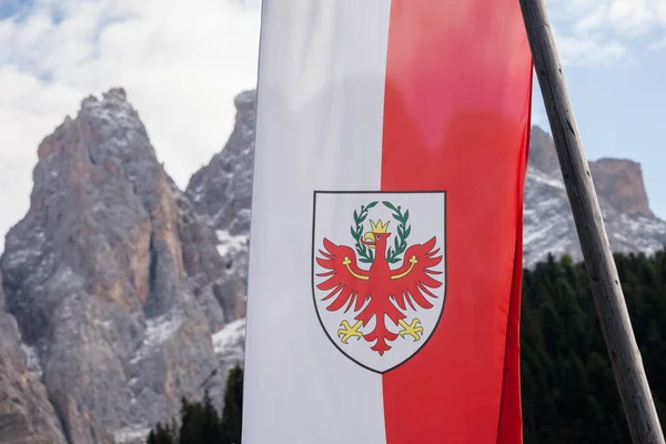 Funes Itálie Září 2017 Červenobílá Vlajka Regionu Alto Adige Všech — Stock fotografie