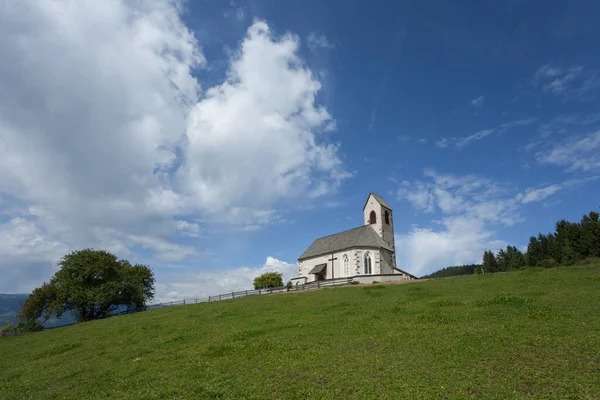 Giacomo Little Church Wide Green Meadow Giacomo Town Val Funes — Stock Photo, Image