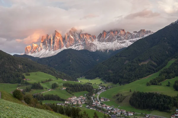 Kleine Italienische Bergstadt Magdalena Villnösser Tal Bei Sonnenuntergang — Stockfoto