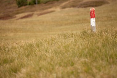 Dolomites bölgesindeki bir İtalyan otlağının tipik kırmızı ve beyaz yol işareti.