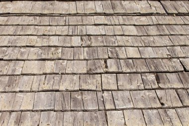 Bir dağ ahırının ahşap çatısının doğal çam ağacı panelleri.