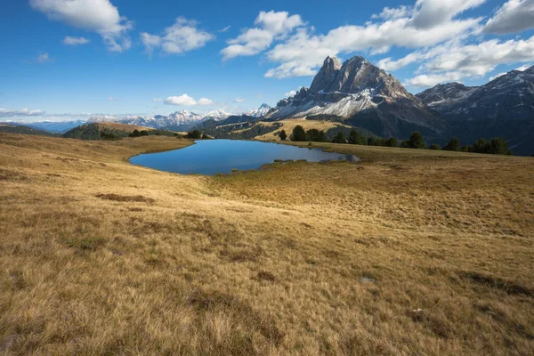 Pustertal Spiegelt Sich Abends Über Einem Kleinen Bergsee Den Dolomiten — Stockfoto