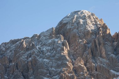 Val di Funes 'daki Tullen Dağı manzarası, sonbahar fırtınası sonrası Dolomitler
