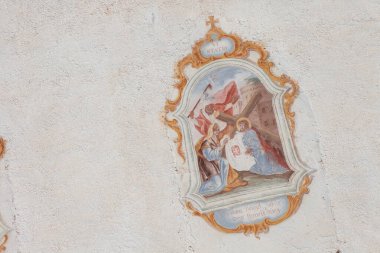 VAL GARDENA, İTALYA 29 AĞUSTOS 2019 Val Gardena 'daki St. Giacomo küçük kilisesinden Fresco haç yolunda bir anı temsil ediyor.