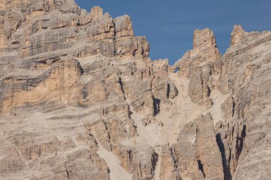 İtalya 'da dikey Dolomitlerin duvarı ayrıntıları (Tofana di Mezzo)