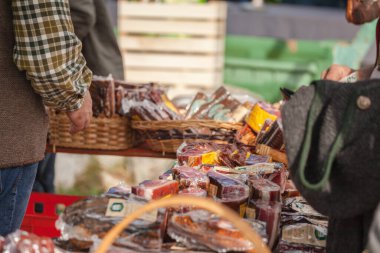 NAZ-SCIAVES, İtalya - 13 Ekim 2019: Val Isarco 'da sonbahar yerel kutlamaları sırasında tipik gıda pazarı tezgahı (Güney Tyrol )