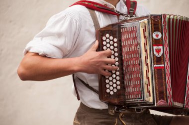 NAZ-SCIAVES, İtalya - 13 Ekim 2019: Val Isarco (Güney Tirol) sonbahar yerel kutlamaları sırasında tipik kostümlü müzisyen )