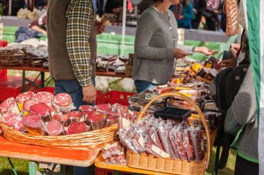 NAZ-SCIAVES, İtalya - 13 Ekim 2019: Val Isarco 'da sonbahar yerel kutlamaları sırasında tipik gıda pazarı tezgahı (Güney Tyrol )