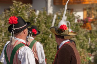 NAZ-SCIAVES, İtalya - 13 Ekim 2019: Val Isarco (Güney Tirol) sonbahar yerel kutlamaları sırasında tipik kostümlü müzisyen )