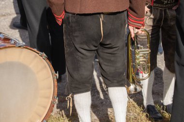 NAZ-SCIAVES, İtalya - 13 Ekim 2019: Val Isarco 'da düzenlenen sonbahar yerel kutlamaları sırasında tipik kostümlü insanlar (Güney Tirol )