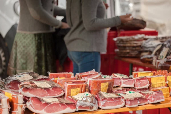 NAZ-SCIAVES, İtalya - 13 Ekim 2019: Val Isarco 'da sonbahar yerel kutlamaları sırasında tipik gıda pazarı tezgahı (Güney Tyrol )