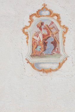 VAL GARDENA, İTALYA 29 AĞUSTOS 2019 Val Gardena 'daki St. Giacomo küçük kilisesinden Fresco haç yolunda bir anı temsil ediyor.