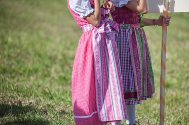 Val Isarco 'da düzenlenen bir sonbahar yerel kutlamasında tipik kostümlü çocuklar (South Tirol )