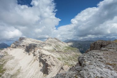Dolomites 'teki Val Gardena bölgesinden (İtalya) panorama)