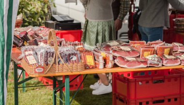 NAZ-SCIAVES, İtalya - 13 Ekim 2019: Val Isarco 'da sonbahar yerel kutlamaları sırasında tipik gıda pazarı tezgahı (Güney Tyrol )