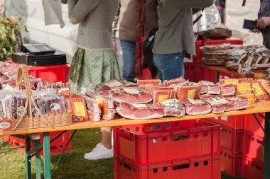 NAZ-SCIAVES, İtalya - 13 Ekim 2019: Val Isarco 'da sonbahar yerel kutlamaları sırasında tipik gıda pazarı tezgahı (Güney Tyrol )