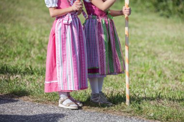Val Isarco 'da düzenlenen bir sonbahar yerel kutlamasında tipik kostümlü çocuklar (South Tirol )
