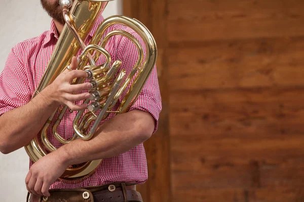 NAZ-SCIAVES, İtalya - 13 Ekim 2019: Val Isarco (Güney Tirol) sonbahar yerel kutlamaları sırasında tipik kostümlü müzisyen )