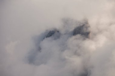 Sasso Lungo 'nun kuzey yakası. Val Gardena bölgesinden gün batımında.