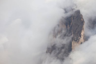 Sasso Lungo 'nun kuzey yakası. Val Gardena bölgesinden gün batımında.