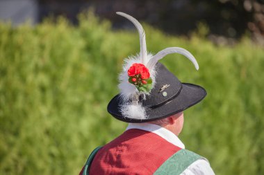 NAZ-SCIAVES, İtalya - 13 Ekim 2019: Val Isarco 'da düzenlenen sonbahar yerel kutlamaları sırasında tipik kostümlü insanlar (Güney Tirol )