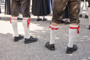 Val Isarco 'daki yerel bir sonbahar kutlamasında tipik kostümlü insanlar (South Tirol )