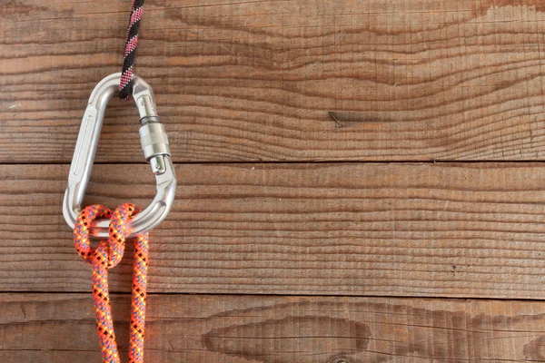 Mountain gear for climbing: Munter hitch knot — Stock Photo, Image